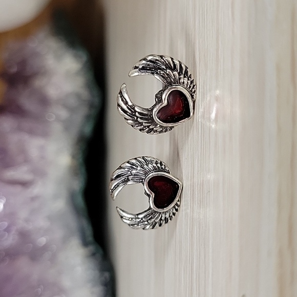 Angel Heart Stud Earrings, unisex - Picture 2 of 6